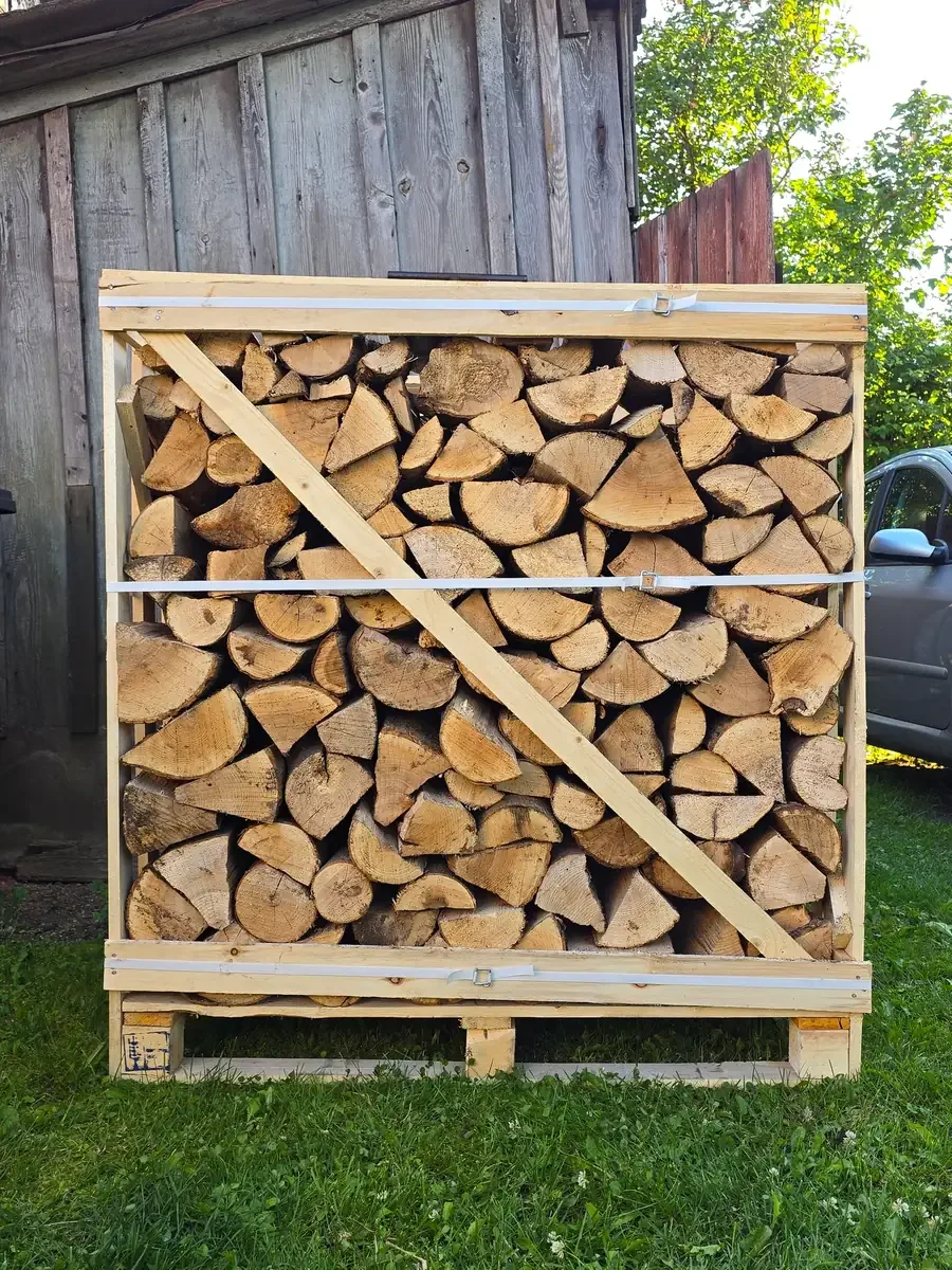 Džiovykloje džiovintos uosio malkos mediniame konteineryje